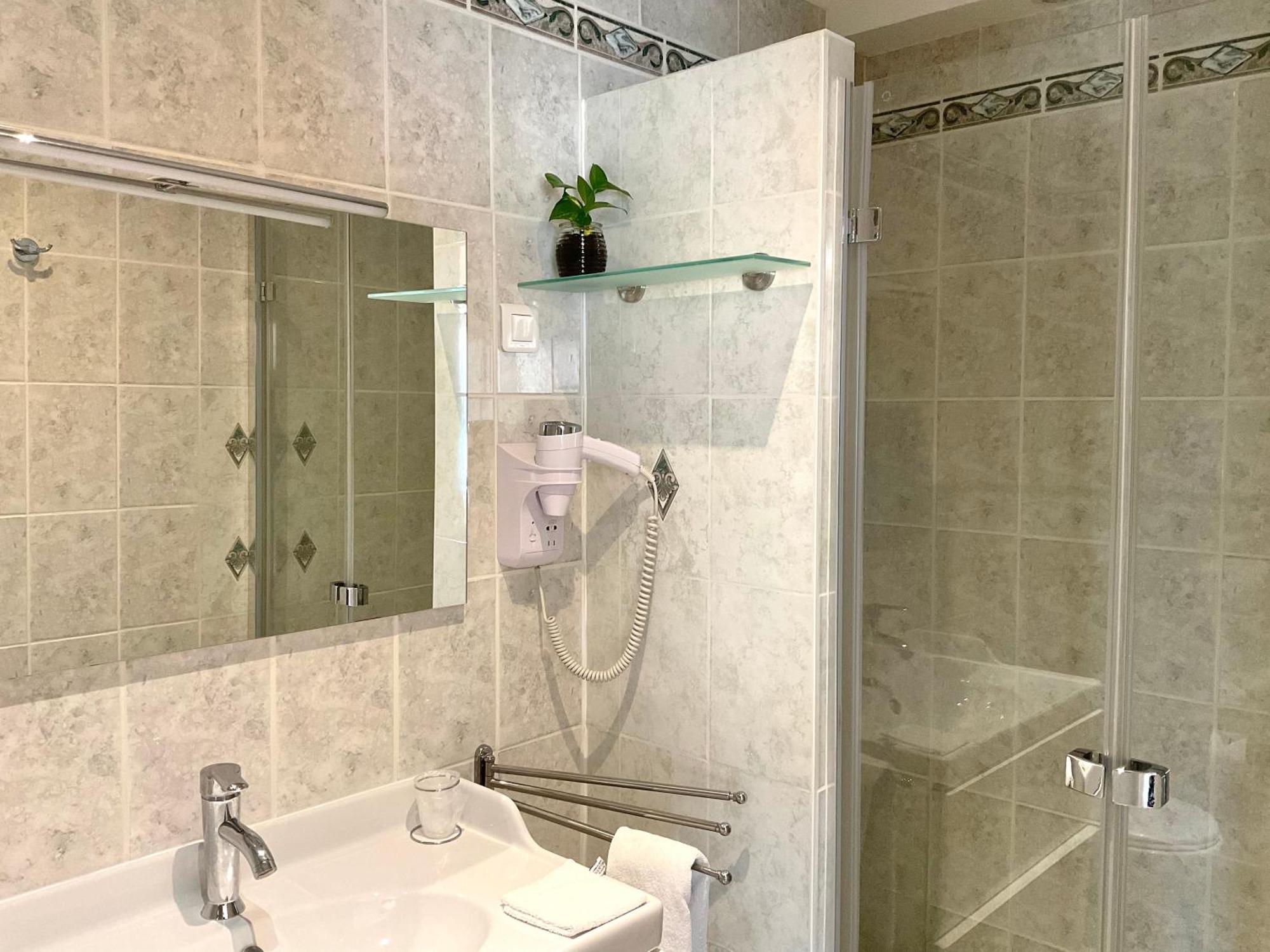 Chambres D'Hotes Les Noisetiers 디뉴레뱅 외부 사진